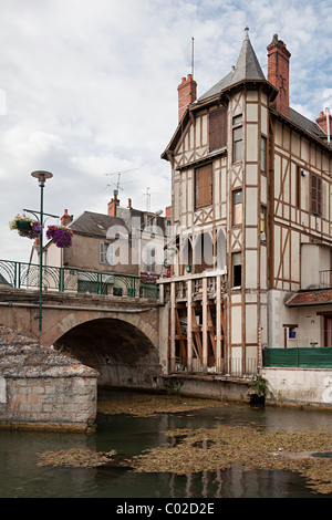 Saliti fino casa in cattive condizioni sul bordo del fiume Vierzon Cher dipartimento Francia Foto Stock