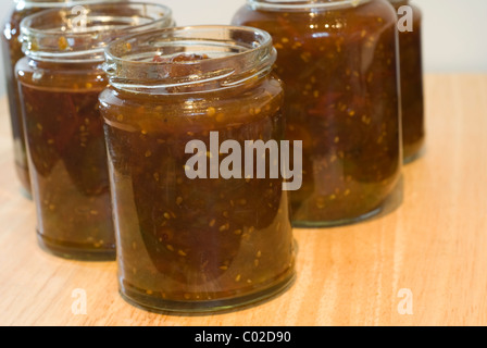 Potting preparata di fresco verde chutney di pomodoro in vasi. Foto Stock