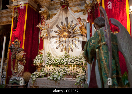 Fiori e altri oggetti compongono il sepolcro mostra che è impostato in chiese di Malta alla vigilia del Venerdì Santo. Foto Stock