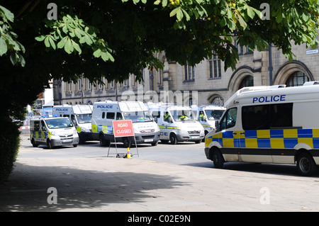 Polizia furgoni presso l'EDL demo in Bradford 28.8.10 Foto Stock