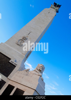 Dettaglio del leone di pietra e un obelisco sulla Royal Naval War Memorial a Plymouth Hoe in Devon England Regno Unito progettato da Robert Lorimer Foto Stock