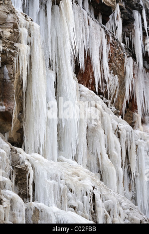 Acqua congelata cascata lungo una parete di roccia lungo la strada US-6 in Utah, Stati Uniti d'America Foto Stock