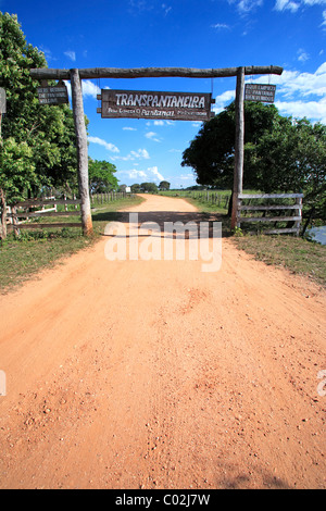 Cancello di ingresso per il Pantanal, Transpantaneira, strada attraverso la zona umida di Pantanal, Brasile, Sud America Foto Stock