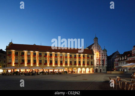 Edificio Steuerhaus e il municipio sulla piazza del mercato, Memmingen, Unterallgaeu regione, Allgaeu, Schwaben, Bavaria Foto Stock