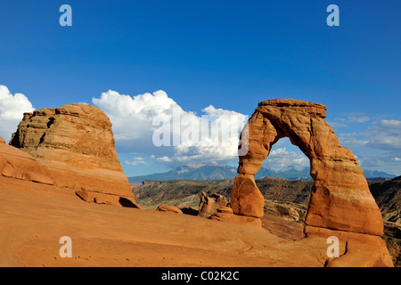 Delicate Arch, arco di roccia, La Sal Mountains, Arches National Park, Moab, Utah, Sudovest degli Stati Uniti Foto Stock