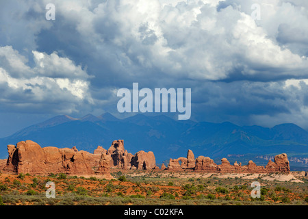 Le formazioni rocciose della torretta Arch Rock arch, Elephant Butte, finestra del Nord, Sud finestra, La Sal Mountains nella parte posteriore Foto Stock