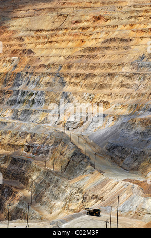 Giacimenti di rame di Bingham Canyon miniera o Kennecott miniera di rame più grande man-made fossa aperta sulla terra, montagne Oquirrh Foto Stock