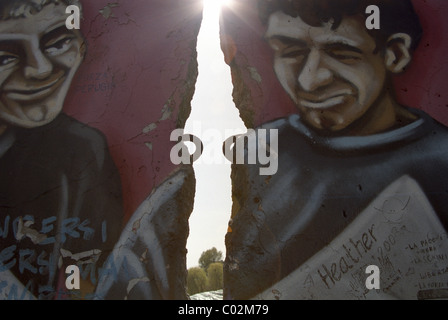 Muro di Berlino presso la East Side Gallery di Berlino, Germania, Europa Foto Stock