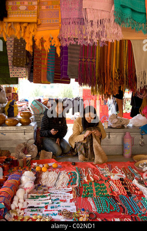 Rivenditori di tessuti tipici e gioielli, mercato nella città capitale, Thimphu, Bhutan, Regno del Bhutan, Asia del Sud Foto Stock