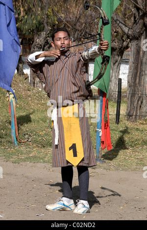 Tiro con l'arco, Archer mirando a un 140m bersaglio distante, sport nazionale Thimphu, Bhutan, Regno del Bhutan, Asia del Sud Foto Stock