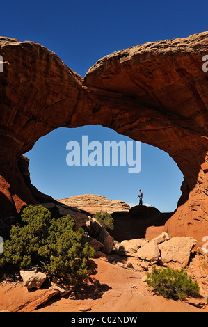 Arco spezzato formazione in Arches National Park nello Utah, vicino a Moab, STATI UNITI D'AMERICA Foto Stock