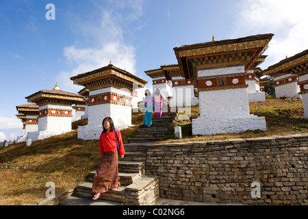 Dochu-la Pass, 3050m, percorso da Thimphu a Punakha, il punto più alto del pass dove ci sono 108 piccole Chorten, cappelle Foto Stock