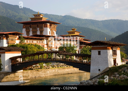 Dzong di Punakha, monastero buddista fortezza, Mochu River, Bhutan, Regno del Bhutan, Asia del Sud Foto Stock