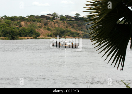 Il Paraa traghetti che trasportano veicoli e passeggeri attraverso il fiume Nilo vicino a Murchison Falls, Uganda Foto Stock