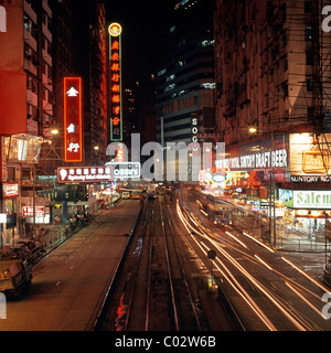 La Causeway Bay di notte - Yee Wo Street, Isola di Hong Kong, Hong Kong, Cina, Estremo Oriente. Foto Stock