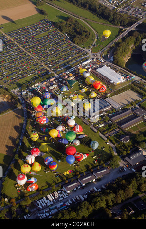 Vista aerea, ventesimo Warsteiner Montgolfiade, aria calda balloon festival con quasi 200 i palloni ad aria calda di ascendere al cielo Foto Stock