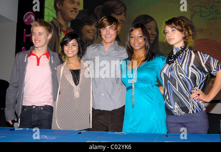 Lucas Grabeel, Vanessa Hudgens, Zac Efron, Monique Coleman e Olesya Rulin stelle di High School Musical 2 firmare copie del Foto Stock