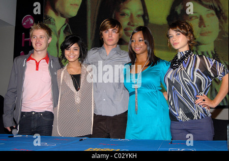 Lucas Grabeel, Vanessa Hudgens, Zac Efron, Monique Coleman e Olesya Rulin stelle di High School Musical 2 firmare copie del Foto Stock