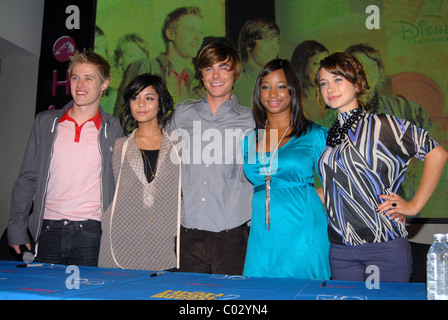 Lucas Grabeel, Vanessa Hudgens, Zac Efron, Monique Coleman e Olesya Rulin stelle di High School Musical 2 firmare copie del Foto Stock