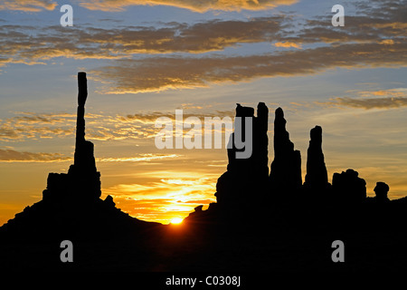 Con sunrise Totem rock formazione in controluce, Monument Valley, Arizona, Stati Uniti d'America, America Foto Stock