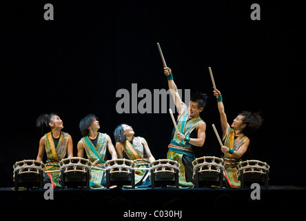 Yamato - i batteristi del Giappone eseguendo il programma Matsuri, concerto nel Circus Krone edificio, Monaco di Baviera Foto Stock