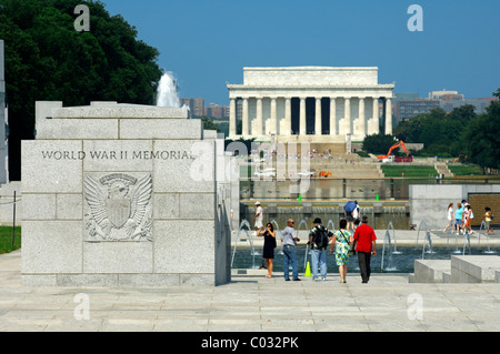 Il Memoriale della Seconda Guerra Mondiale, il Lincoln Memorial nel retro, Washington DC, USA, America Foto Stock