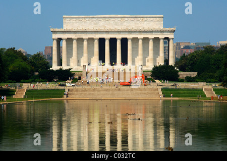 Il Lincoln Memorial all'estremità occidentale del Lincoln Memorial stagno riflettente, Washington DC, USA, America, America Foto Stock