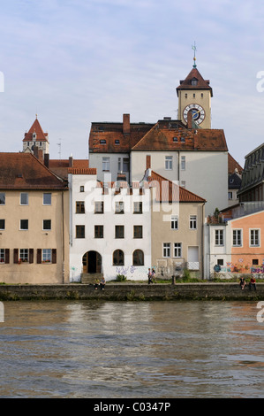 Vista dall'Oberer Woehrd distretto attraverso il Fiume Danubio guardando verso il quartiere storico e torre Rathausturm Foto Stock