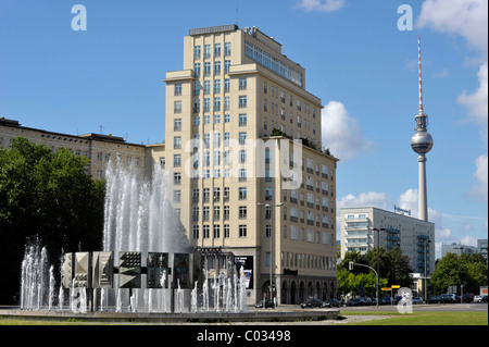 Fontana e alto edificio a Strausberger Platz, la torre della TV, Berlino, Germania, Europa Foto Stock