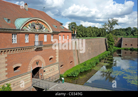 Il comandante's House, Queen's Bastion, con fossati, Spandau Cittadella fortezza, Berlino, Germania, Europa Foto Stock