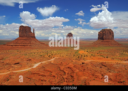 Mitten Buttes nella luce della sera, Monument Valley, Arizona, Stati Uniti d'America Foto Stock