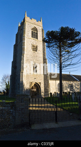 La chiesa di Santa Maria a Holme-next-il-mare sulla costa di Norfolk. Foto Stock