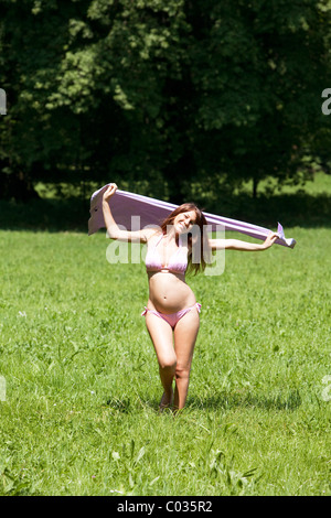 Donna incinta passeggiate in campagna Foto Stock