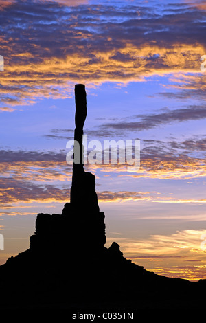 Sunrise con Totem Pole con retroilluminazione, Monument Valley, Arizona, Stati Uniti d'America Foto Stock