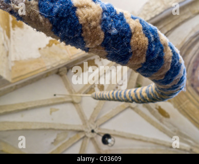 Una campana che suona la corda presso la chiesa di Saint Mary a Holme-next-il-mare in Norfolk. Foto Stock