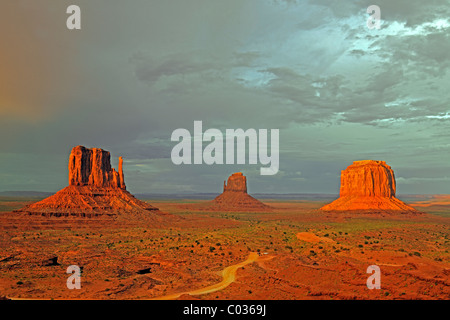 Il Mitten Buttes nell'ultima luce durante una tempesta, Monument Valley, Arizona, Stati Uniti d'America Foto Stock