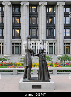 Monumento a Joseph ed Emma Smith, nella parte anteriore del Joseph Smith Memorial Building, tempio della Chiesa di Gesù Cristo dei Foto Stock