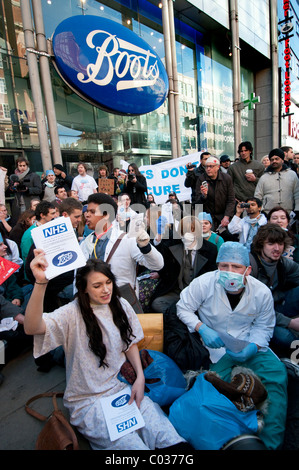 Uncut protestando stivali farmacia che sono presunti essere evitando di pagare le tasse al governo inglese London REGNO UNITO Foto Stock