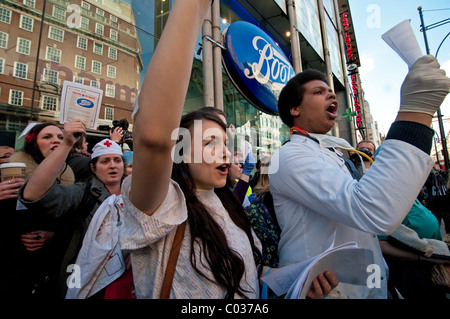 Uncut protestando stivali farmacia che sono presunti essere evitando di pagare le tasse al governo inglese London REGNO UNITO Foto Stock