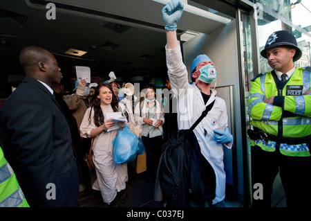 Uncut protestando stivali farmacia che sono presunti essere evitando di pagare le tasse al governo inglese London REGNO UNITO Foto Stock