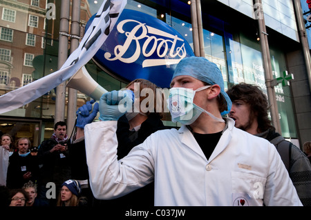 Uncut protestando stivali farmacia che sono presunti essere evitando di pagare le tasse al governo inglese London REGNO UNITO Foto Stock