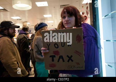 Uncut protestando stivali farmacia che sono presunti essere evitando di pagare le tasse al governo inglese London REGNO UNITO Foto Stock