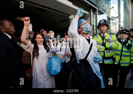 Uncut protestando stivali farmacia che sono presunti essere evitando di pagare le tasse al governo inglese London REGNO UNITO Foto Stock