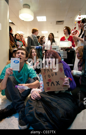 Uncut protestando stivali farmacia che sono presunti essere evitando di pagare le tasse al governo inglese London REGNO UNITO Foto Stock