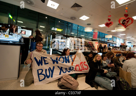 Uncut protestando stivali farmacia che sono presunti essere evitando di pagare le tasse al governo inglese London REGNO UNITO Foto Stock