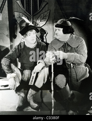 BABES IN TOYLAND 1934 Hal Roach/MGM film con Stan Laurel a sinistra e Oliver Hardy Foto Stock