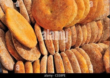 Pane appena sfornato pane pita a un mercato in Marocco, Africa Foto Stock