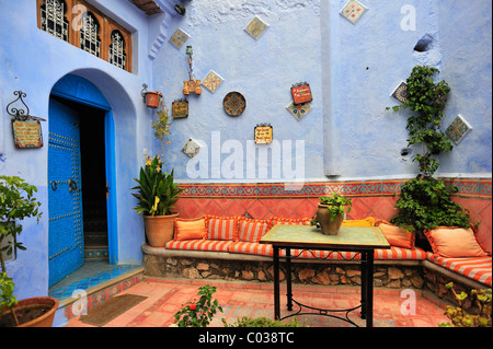 La porta anteriore di una casa con una zona salotto e piante, Chefchaouen, Reef montagne, Marocco, Africa Foto Stock