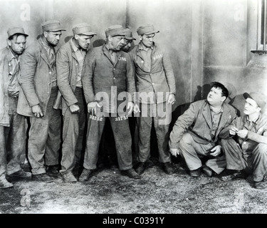 PARDON US 1931 Hal Roach/MGM film con Oliver Hardy (accovacciato a destra) accanto a Stan Laurel Foto Stock