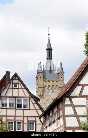 Tipiche case a graticcio, nel retro il Blauer Turm torre, Bad Wimpfen., Baden-Wuerttemberg, Germania, Europa Foto Stock